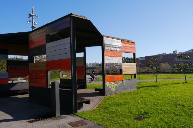 llamas santander park parque shelter